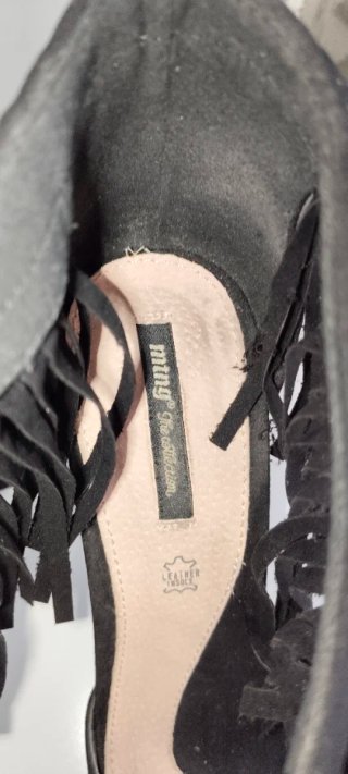 Sandalias de tacón negros con flecos