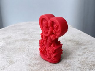 Figura Abrazada dentro de un Corazón