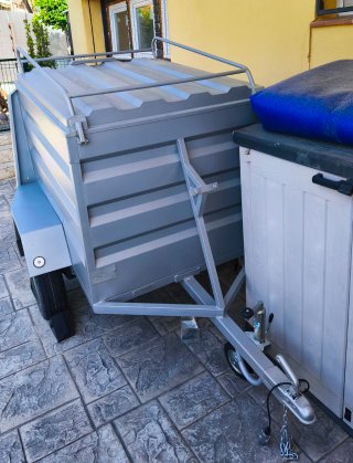 Remolque ligero caja cerrada. Con cerradura