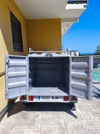 Remolque ligero caja cerrada. Con cerradura