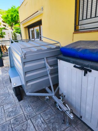 Remolque ligero caja cerrada. Con cerradura