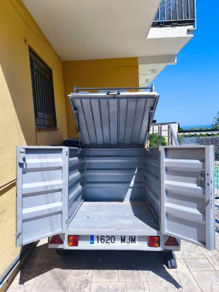 Remolque ligero caja cerrada. Con cerradura