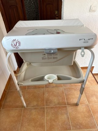 Vaschetta per neonati con fasciatoio