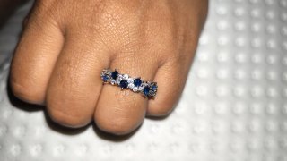 Anillo plateado con piedras azules