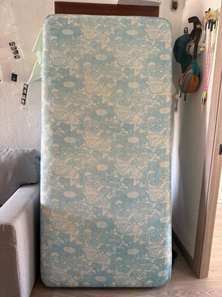 Cama individual con cabecero y base de patas
