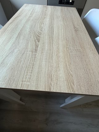 Mesa roble y 3 sillas nórdicas a juego.