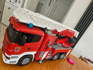 Camión Bomberos Bruder Scania Escalera