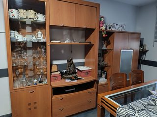 Sofá, mesa y mueble de salón