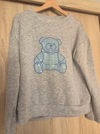 Sudadera gris con osito de lentejuelas
