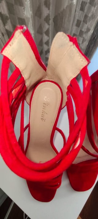 Sandalias de tiras rojas