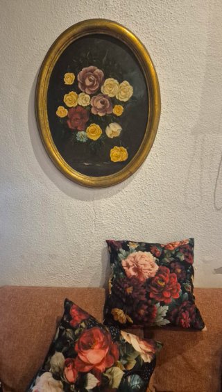 Cuadro floral y cojines decorativos