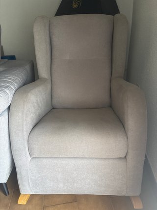Sillón de lactancia gris