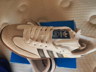 Zapatillas Adidas Beige y Blancas