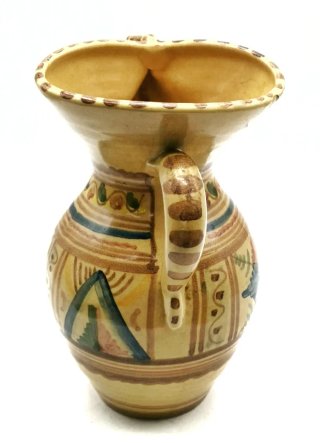 Jarra antigua con preciosos motivos decorativos