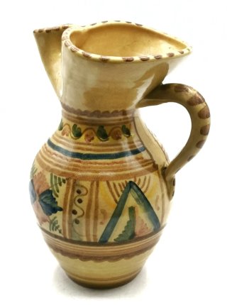 Jarra antigua con preciosos motivos decorativos