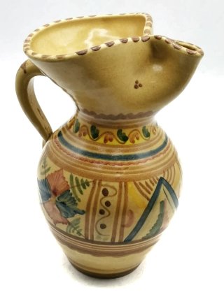 Jarra antigua con preciosos motivos decorativos