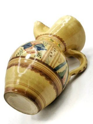 Jarra antigua con preciosos motivos decorativos