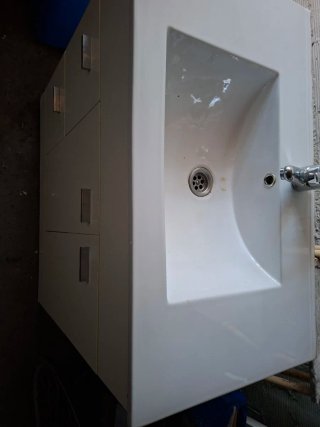 Mueble de baño con lavabo blanco