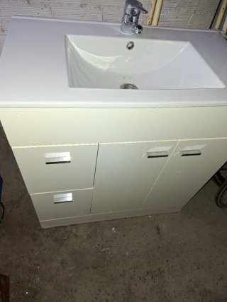 Mueble de baño con lavabo blanco