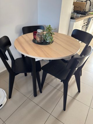 Mesa redonda madera con 4 sillas negras