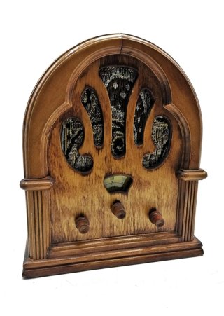 Radio vintage de madera estilo clásico de capilla