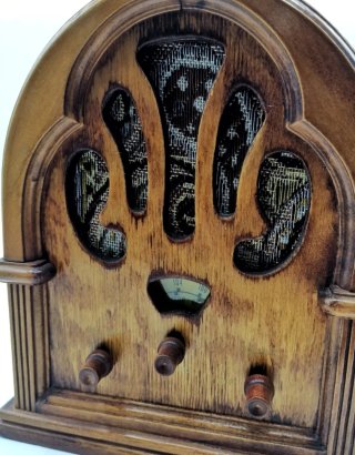 Radio vintage de madera estilo clásico de capilla