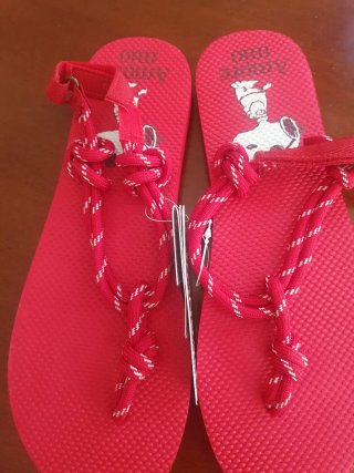 Chanclas Snoopy rojas con cuerdas