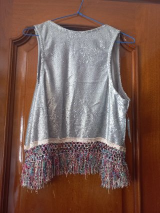 Chaleco plateado con flecos