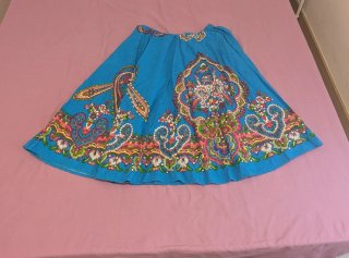 Falda larga azul con estampado paisley