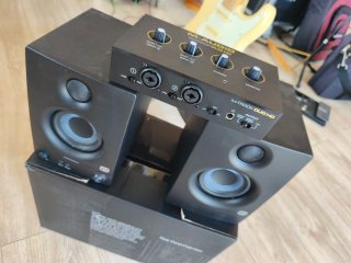 Interfaz M-Audio M-Track HD + Altavoces Presonus