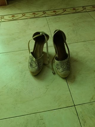 Zapatillas cuña doradas fiesta verano