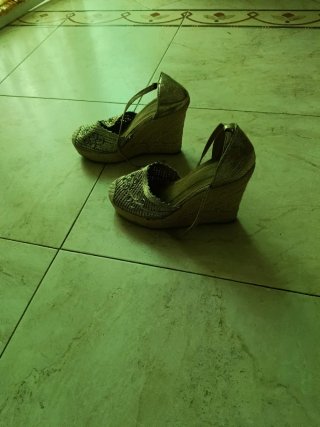 Zapatillas cuña doradas fiesta verano