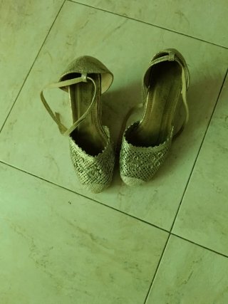 Zapatillas cuña doradas fiesta verano