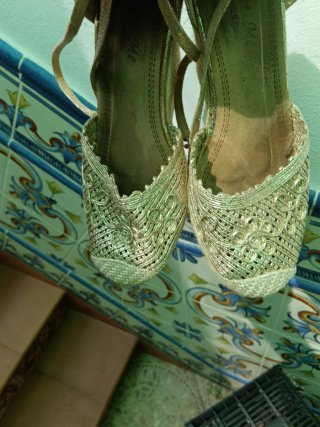 Zapatillas cuña doradas fiesta verano