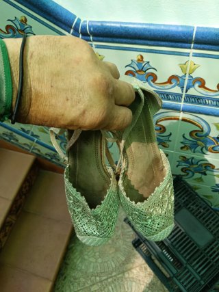 Zapatillas cuña doradas fiesta verano