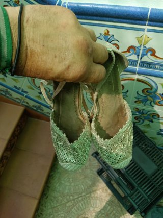 Zapatillas cuña doradas fiesta verano
