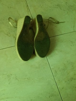 Zapatillas cuña doradas fiesta verano