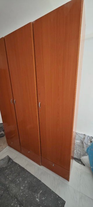 Armario de madera marrón