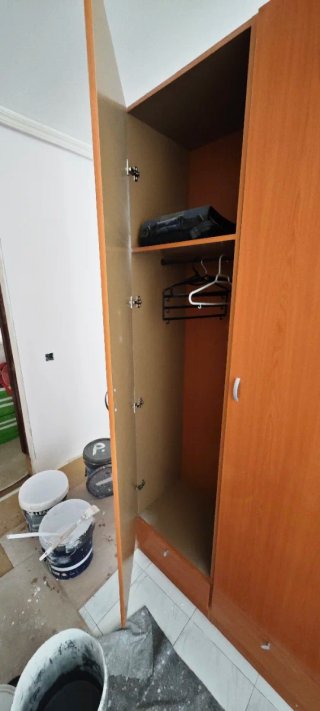 Armario de madera marrón