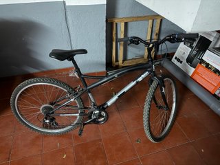 Bicicleta de montaña negra