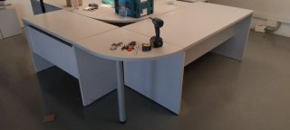 Mesas de oficina, grises y marrones