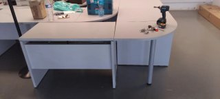 Mesas de oficina, grises y marrones