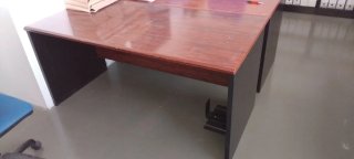Mesas de oficina, grises y marrones