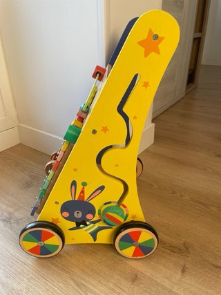 Andador de madera infantil con actividades
