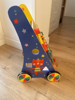 Andador de madera infantil con actividades