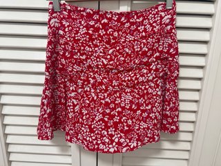 Falda Stradivarius floral roja talla 34