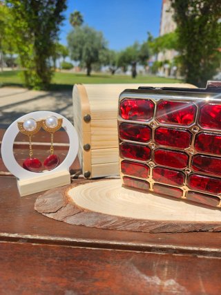 Bolso de fiesta dorado con piedras rojas