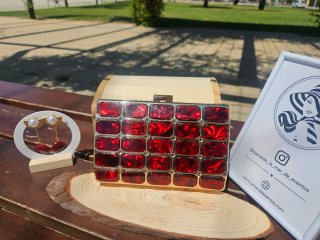 Bolso de fiesta dorado con piedras rojas