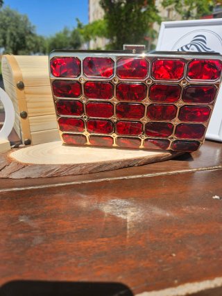 Bolso de fiesta dorado con piedras rojas