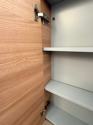 Armario de madera suspendido